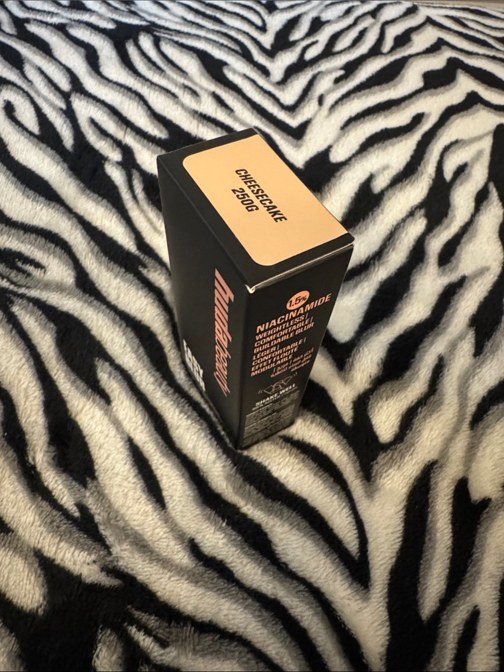 HUDA BEAUTY EASY BLUR FOUNDATION - Cheesecake250 - Picture 3 of 5